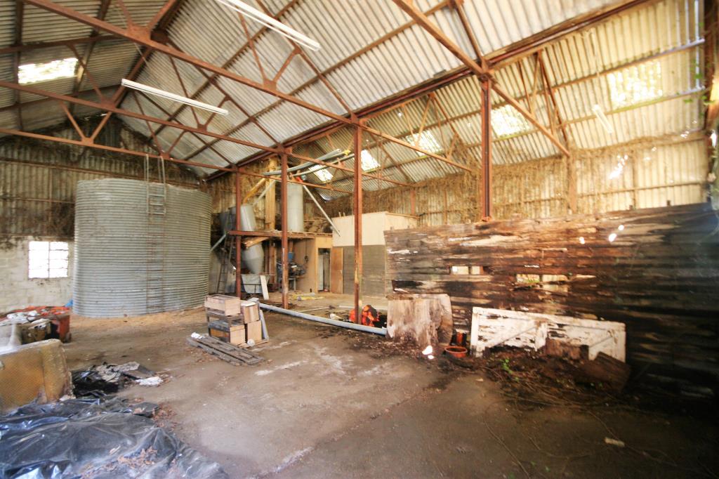 Lot: 18 - COMMERCIAL BARN FOR REFURBISHMENT OR DEVELOPMENT - Library Photograph